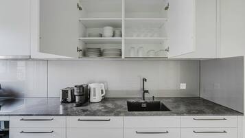 Een koelkast, een magnetron, een oven, een kookplaat