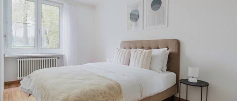 3 bedrooms, iron/ironing board, WiFi, bed sheets