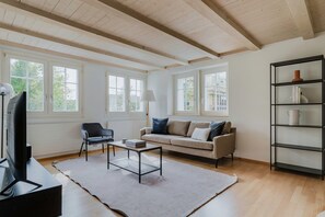 TV, stereo - Blueground | Fluntern, private w/d, walk to market (Zurich)