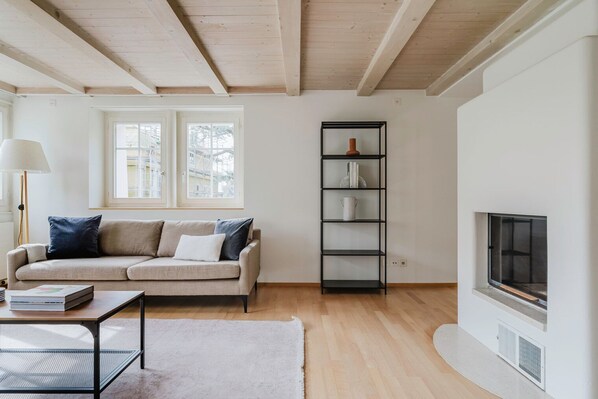 TV, stereo - Blueground | Fluntern, private w/d, walk to market (Zurich)