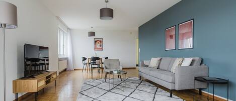 Una televisión, un reproductor estéreo