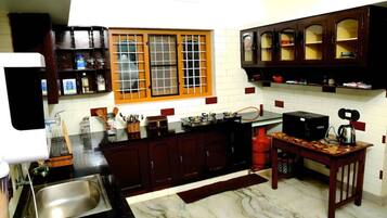 Fridge, cookware/dishes/utensils, spices