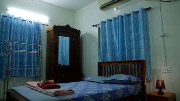 6 bedrooms, desk, WiFi