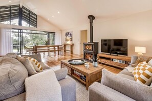 Fernseher, Kamin, Stereoanlage