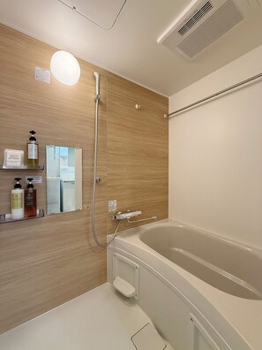 Hönnunarstúdíóíbúð | Baðherbergi | Baðker með sturtu, hárblásari, handklæði, sápa