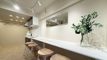 Estudio Prestigio | Decoración personalizada, escritorio y tabla de planchar con plancha