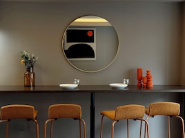 Classic-Studio | Individuell dekoriert, Schreibtisch, Bügeleisen/Bügelbrett