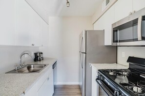 Réfrigérateur, micro-ondes, four, lave-vaisselle