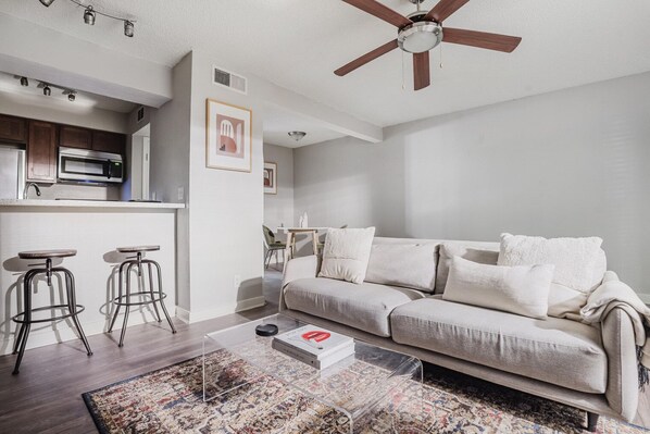 TV, stereo - Blueground | Mueller 1bd, BBQ, Pool, AC, nr Downtown (Austin)