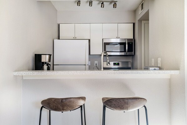 Fridge, microwave, oven, dishwasher - Blueground | Mueller 1bd, BBQ, Pool, AC, nr Downtown (Austin)