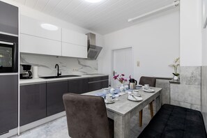 Frigorifero, forno, piano cottura, lavastoviglie