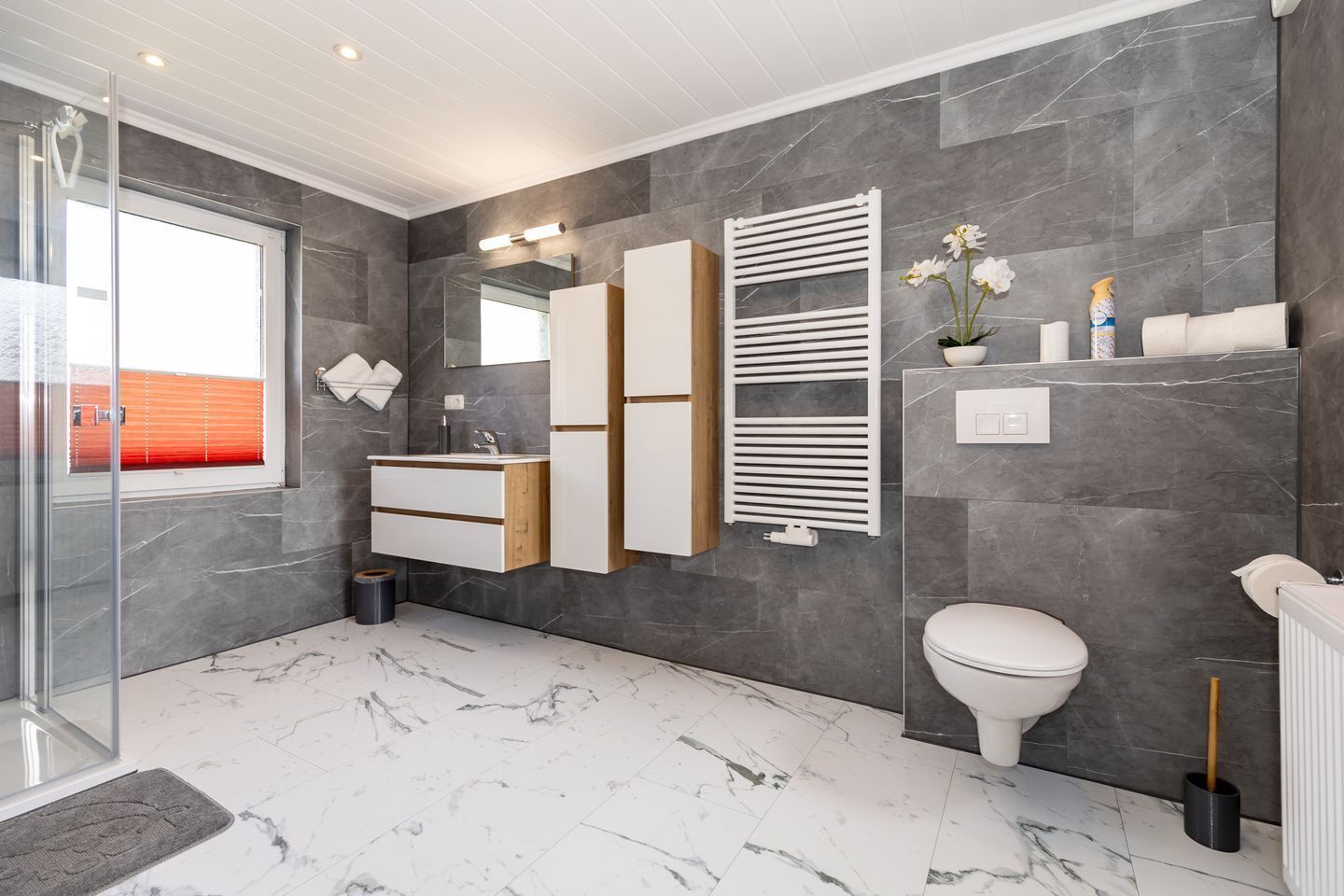 Douche, sèche-cheveux, serviettes fournies