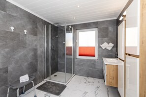 Shower, hair dryer, towels - Blumentraum - Bright vacation apartment Blumentraum in Kühlungsborn - comfort at 100 (Kühlungsborn)