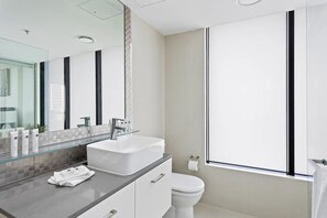 Regadera, tina de hidromasaje, secadora de cabello, toallas 