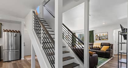 1 Block from Lambeau-great atrium view! 4-bed/2 bath house with large patio.