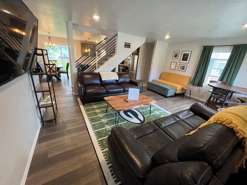 1 Block from Lambeau-great atrium view! 4-bed/2 bath house with large patio.