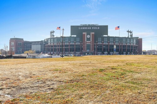 1 Block from Lambeau-great atrium view! 4-bed/2 bath house with large patio.