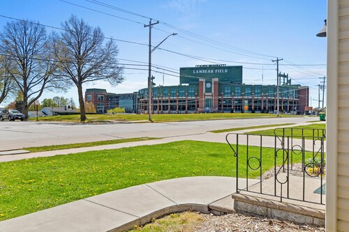 1 Block from Lambeau-great atrium view! 4-bed/2 bath house with large patio.