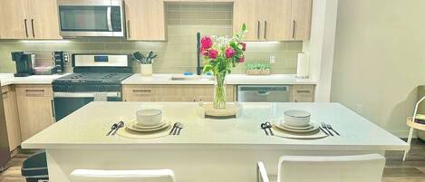 Réfrigérateur, four à micro-ondes, un four, surface de cuisson