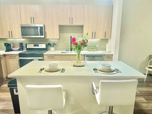 Kühlschrank, Mikrowelle, Ofen, Herdplatte