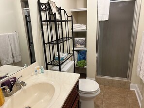 シャワー、ヘアドライヤー、タオル、石鹸