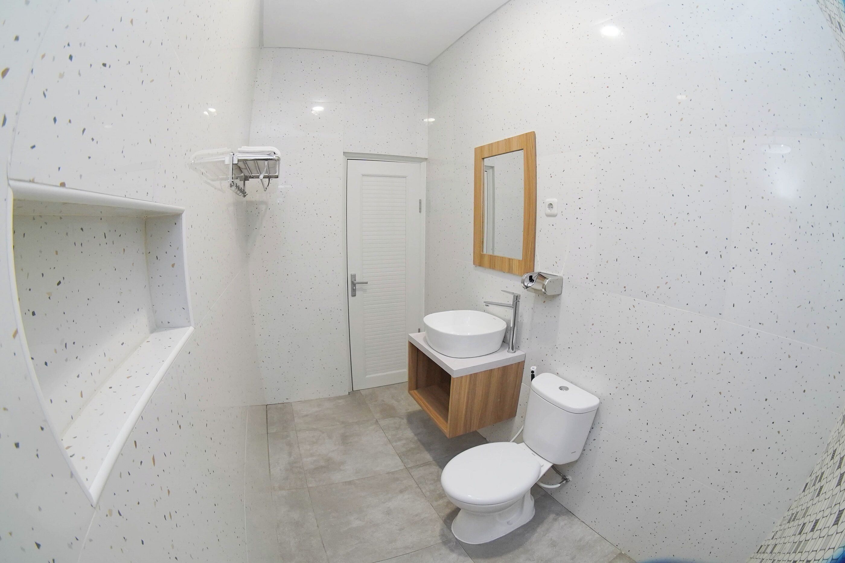 Shower, free toiletries, towels, soap