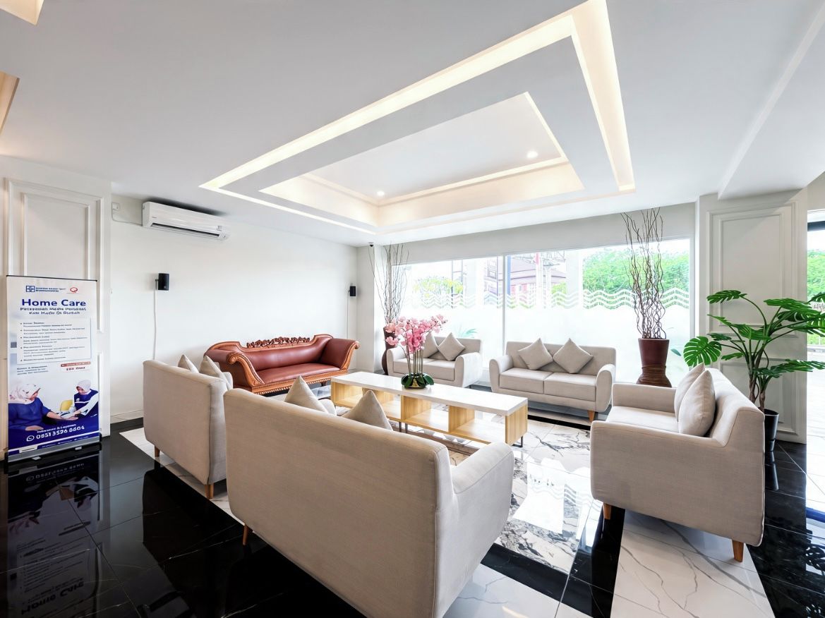 Un hall d’hôtel moderne avec un comptoir d’accueil, un espace salon et de grandes fenêtres.