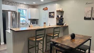 Een koelkast, een magnetron, een oven, een kookplaat