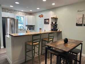 Kylskåp, mikrovågsugn, ugn och spishäll