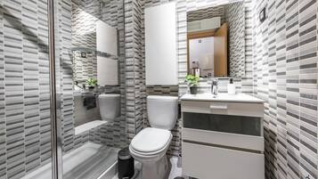 Douche, sèche-cheveux, serviettes fournies