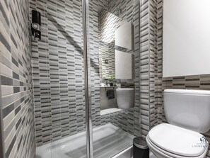 Douche, sèche-cheveux, serviettes fournies