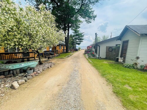 Cozy updated one bedroom cottage on shawano lake 