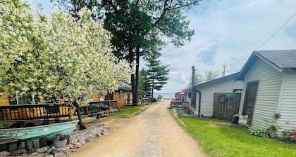 Cozy updated one bedroom cottage on shawano lake