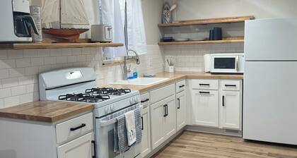 Cozy updated one bedroom cottage on shawano lake