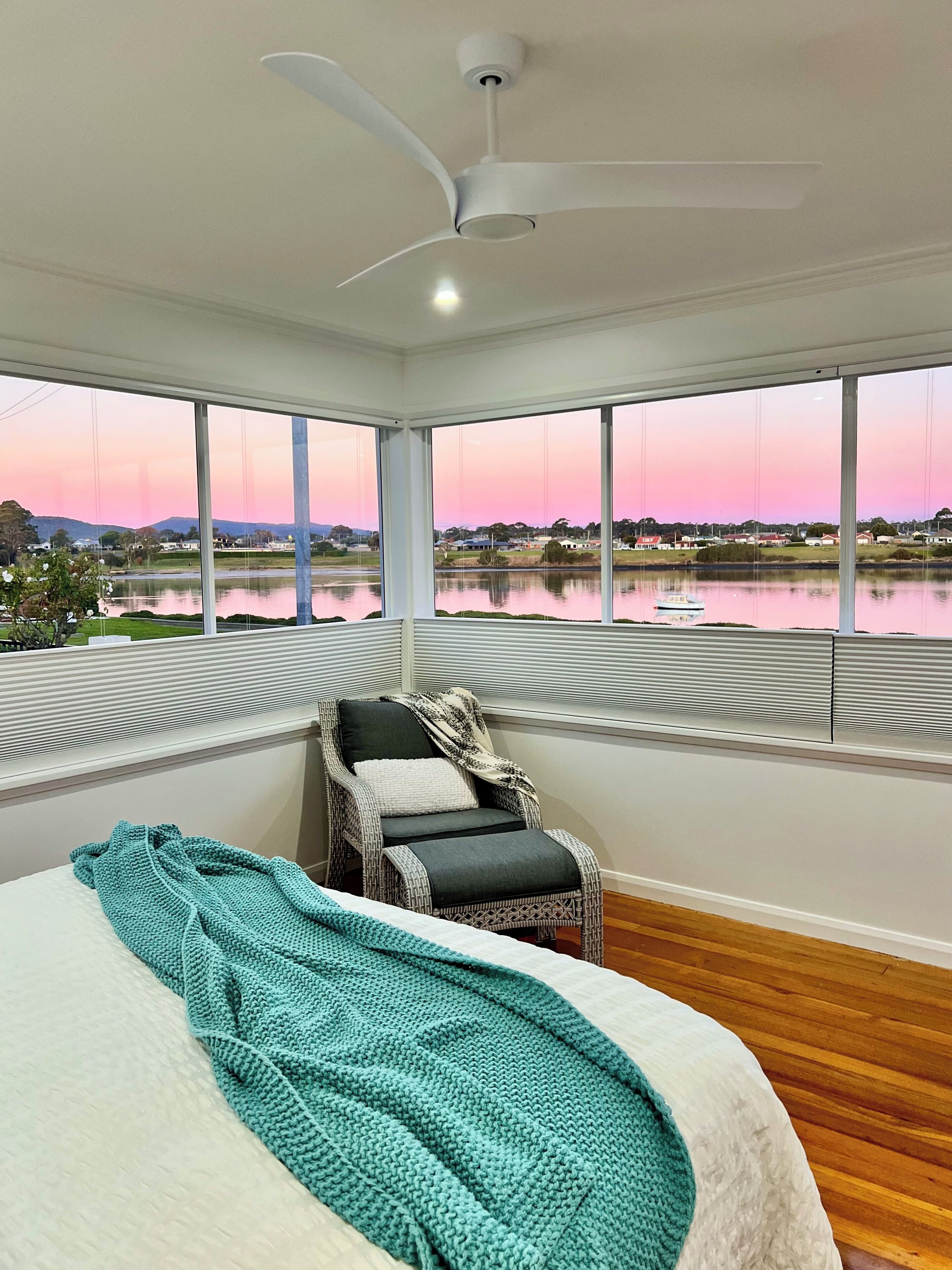 4 quartos, escrivaninha, ferros/tábuas de passar roupa