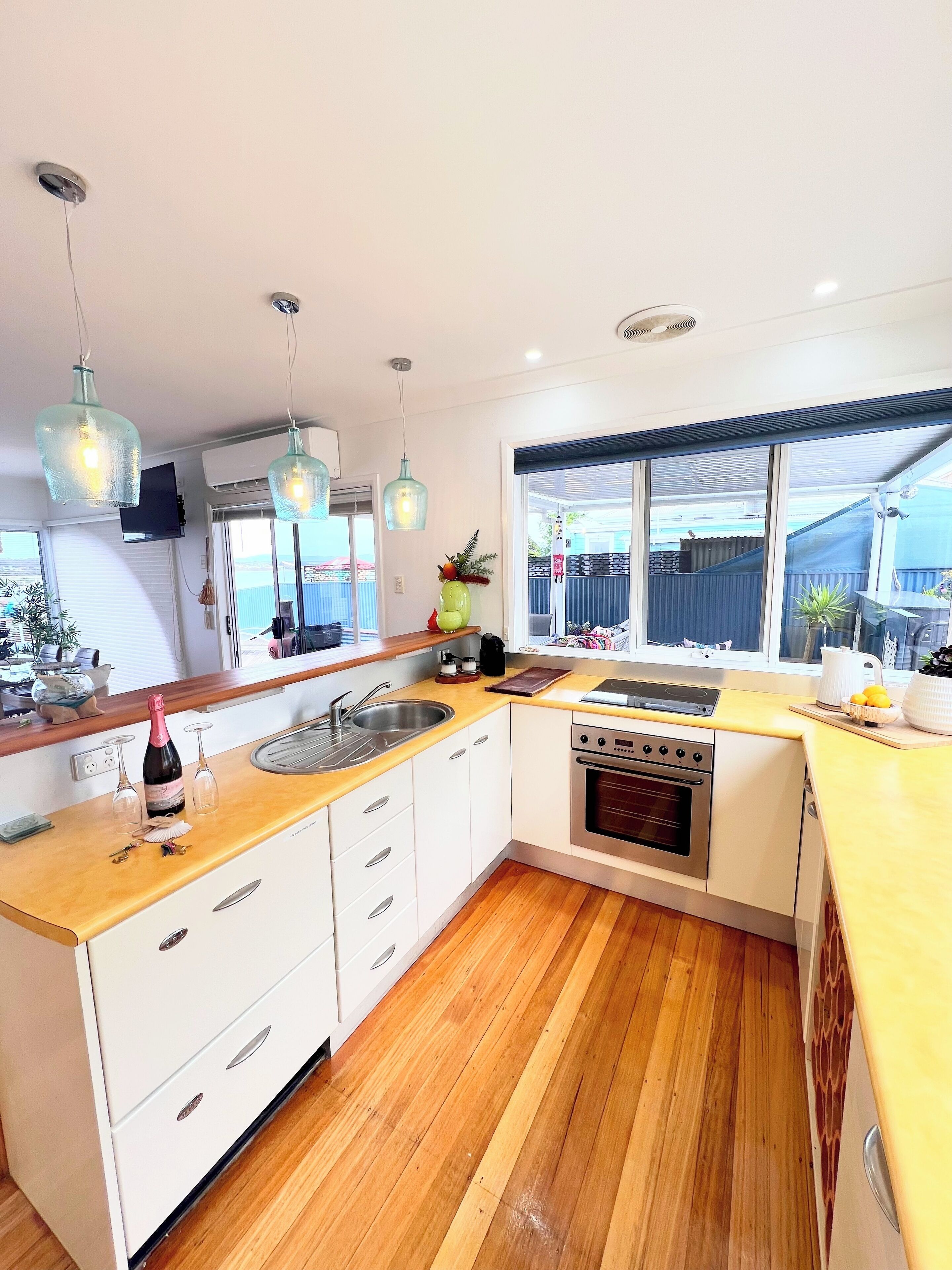 Jääkaappi, mikroaaltouuni, uuni, liesi