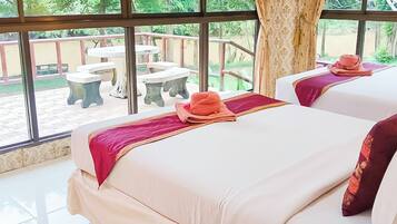 Quadruple Room with Terrace | Desk, free WiFi, bed sheets