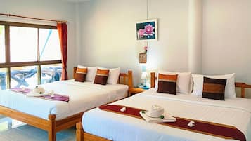 Kamar Quadruple, teras | Meja kerja, Wi-Fi gratis, dan seprai linen