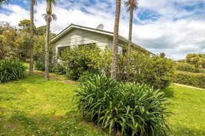 Property grounds - Sur la Mer Onetangi - Our Island (Waiheke Island)