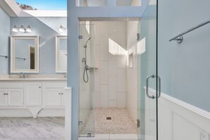 Shower, hair dryer, towels - 37 Sea Lane @ Palmetto Dunes | Pool & Yard | On the Golf Course | Steps to Ocean (Hilton Head Island)