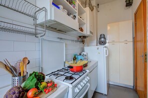 Køleskab, ovn, kogeplade, kaffe-/temaskine