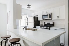 Kylskåp, mikrovågsugn, ugn och spishäll