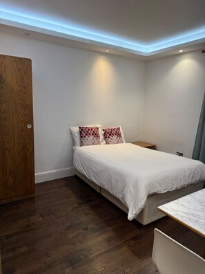 3 chambres, fer et planche à repasser, Wi-Fi, draps fournis