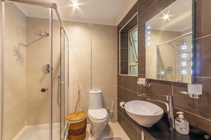 Dusche, Haartrockner, Handtücher