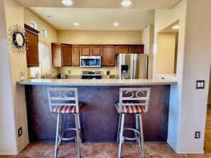 Een koelkast, een magnetron, een oven, een kookplaat