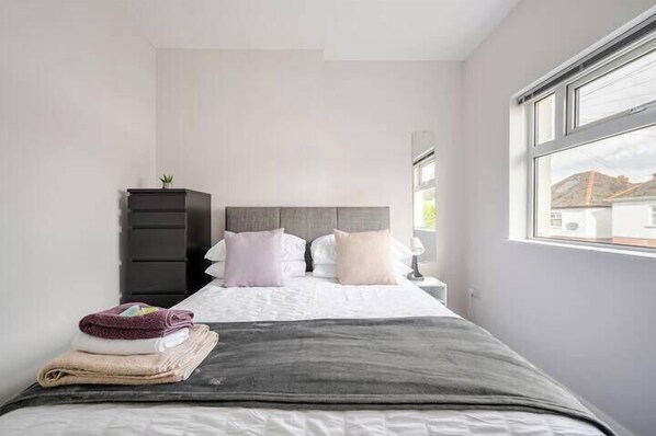 2 habitaciones, tabla de planchar con plancha, wifi y ropa de cama 