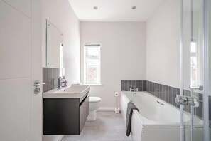 Dusj, hårføner og håndklær