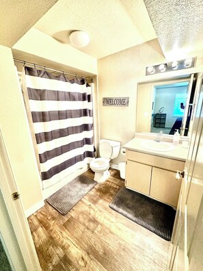 Sèche-cheveux, serviettes fournies, savon, shampoing