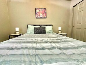 3 室のベッドルーム、アイロン / アイロン台、WiFi (無料)、ベッドシーツ