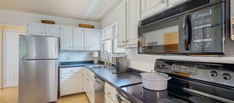 Charming Beach home with central ac, spacious Living Room and private deck